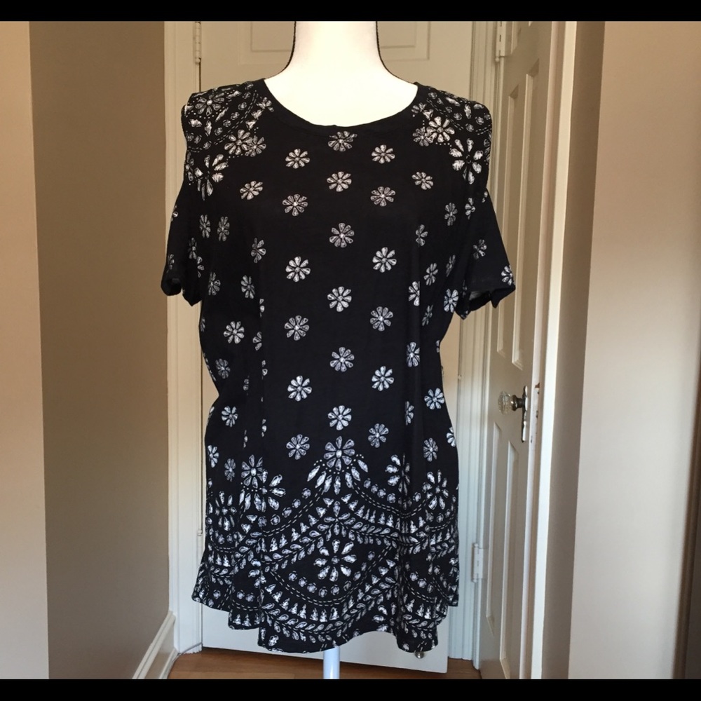 Cold shoulder black & white print long top size L